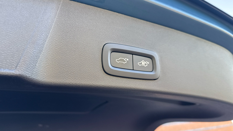 Volvo XC40 2.0 B3P Ultra Dark 5dr Auto Petrol Estate